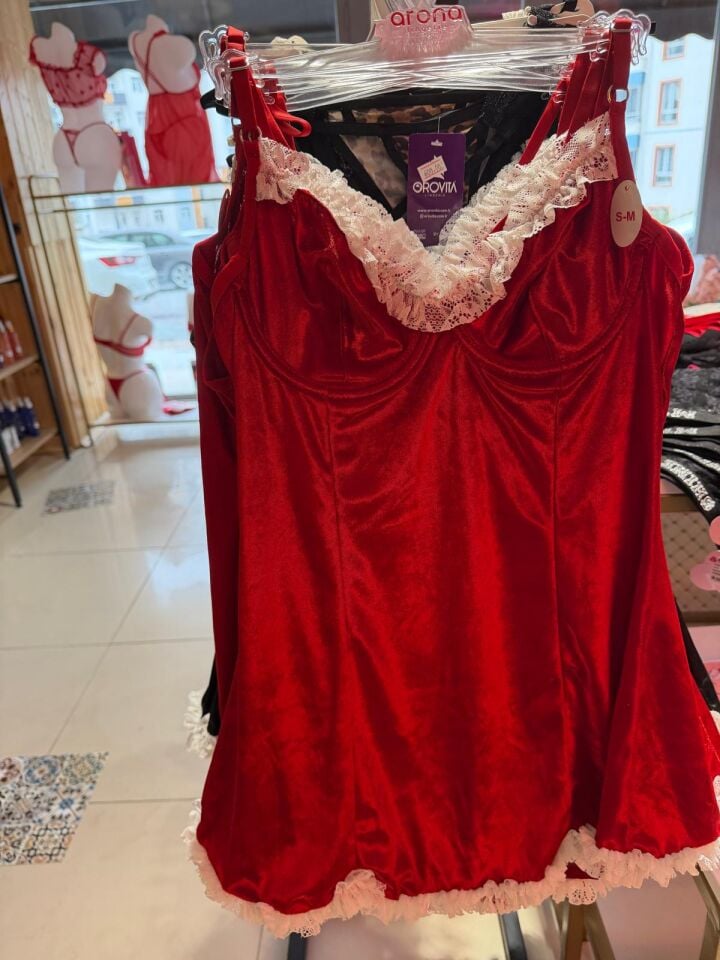 Kırmızı Kadife Gecelik